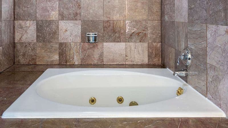 Hilton Alexandria Mark Center Jacuzzi room