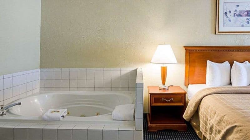 Quality Inn Troutville Jacuzzi room