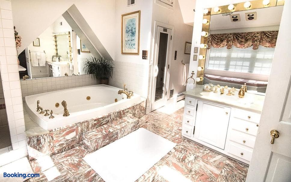 Stafford House Bed & Breakfast Jacuzzi room