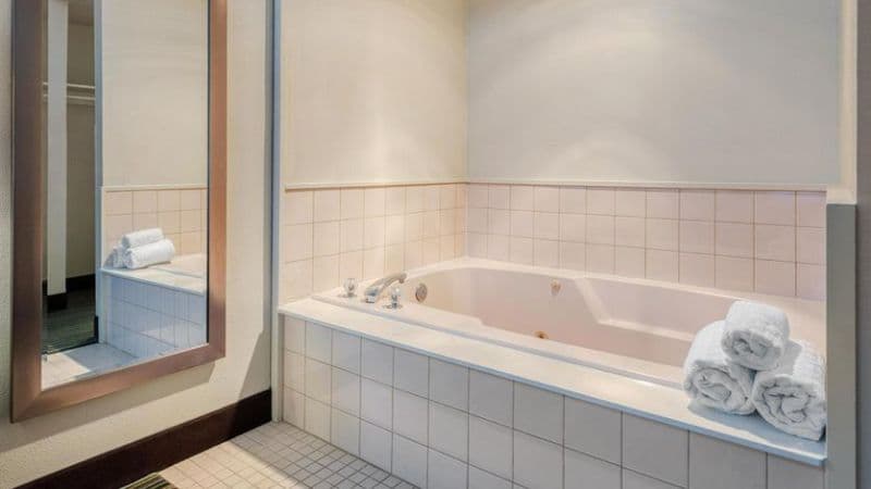 Best Western Alderwood Jacuzzi room