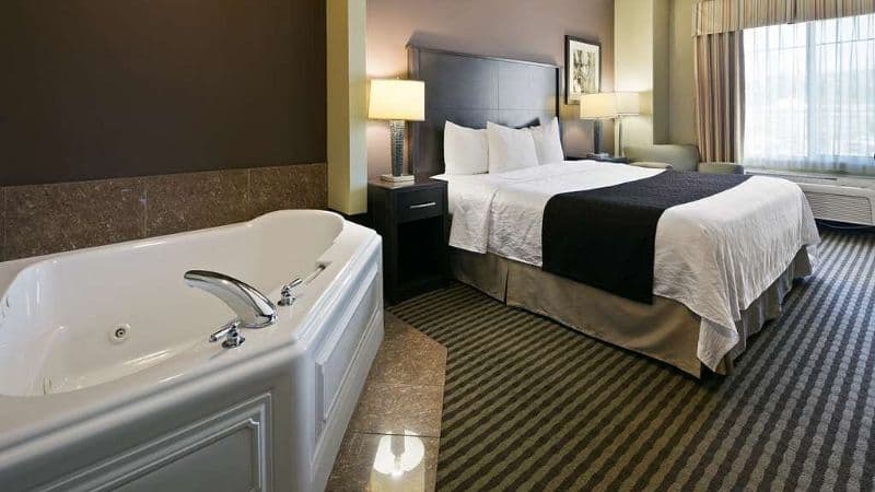 Best Western Plus Port of Camas-Washougal Convention Center Jacuzzi room