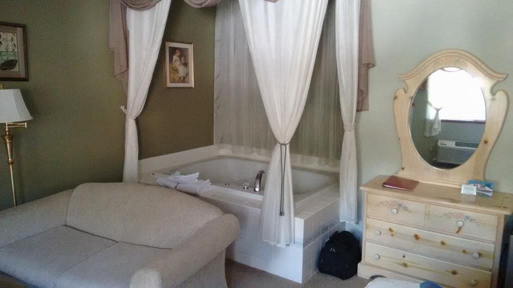 Blue Elk Inn Jacuzzi room