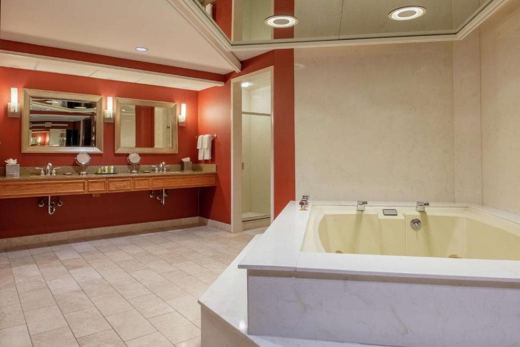 Hilton Bellevue Jacuzzi room