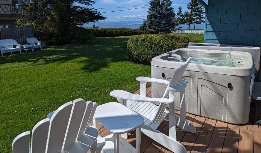 Juan de Fuca Cottages Jacuzzi room