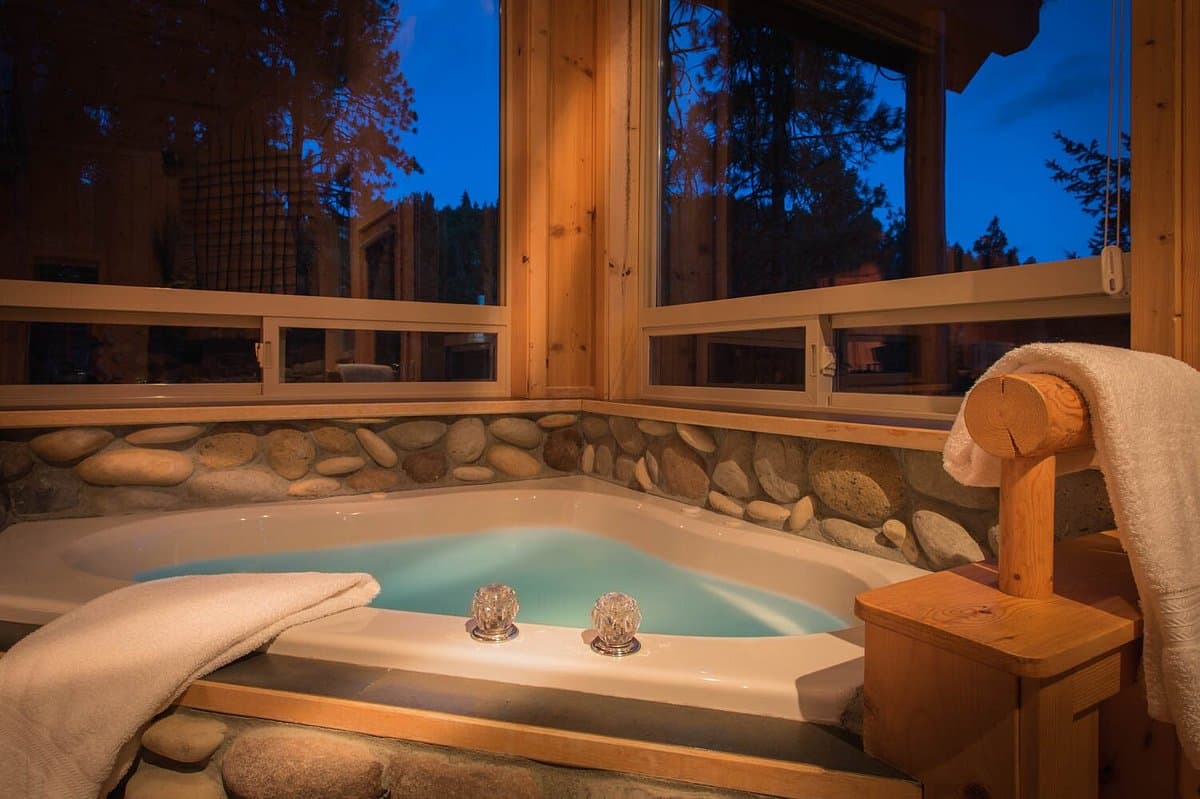 Mountain Home Lodge Jacuzzi room