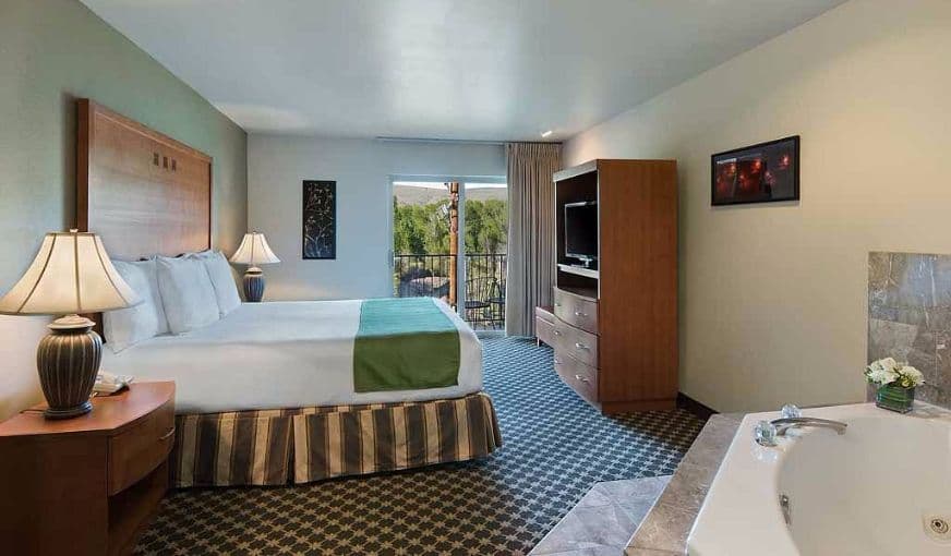 Oxford Suites Yakima Jacuzzi room