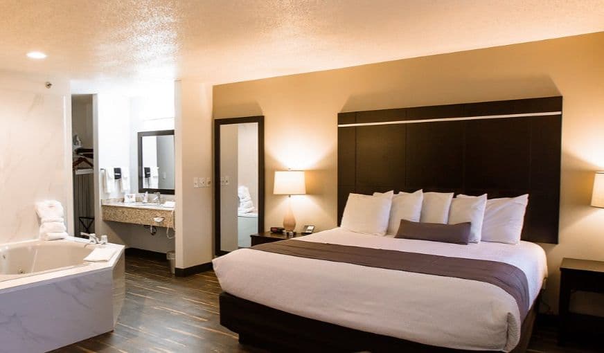 Ten Pin Inn & Suites Jacuzzi room