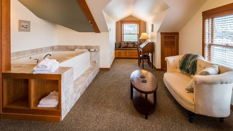 The Heron Inn & Day Spa Jacuzzi room