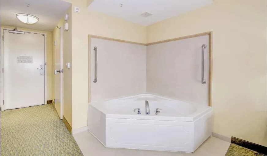 Hilton Garden Inn Waldorf Jacuzzi room