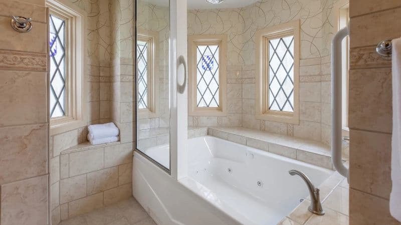 Bavarian Inn Jacuzzi room