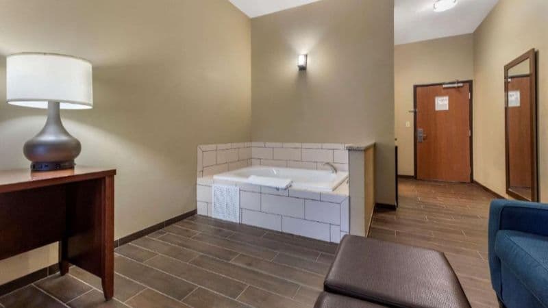 Comfort Suites Bridgeport – Clarksburg Jacuzzi room
