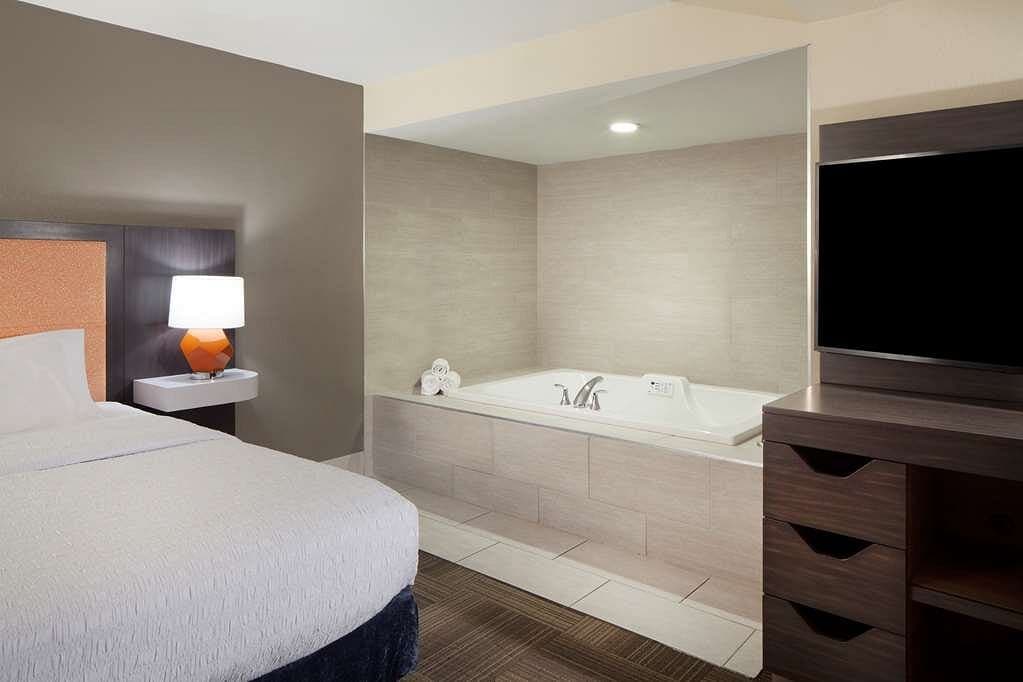 Hampton Inn Charleston-Southridge Jacuzzi room