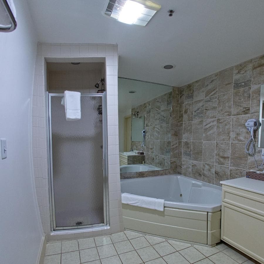 McCoy’s Inn Jacuzzi room