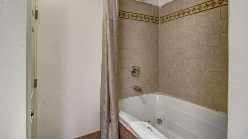 Motel 6 Charles Town Jacuzzi room