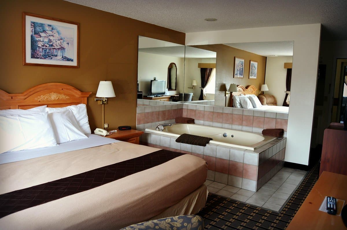 Adams Inn Jacuzzi room