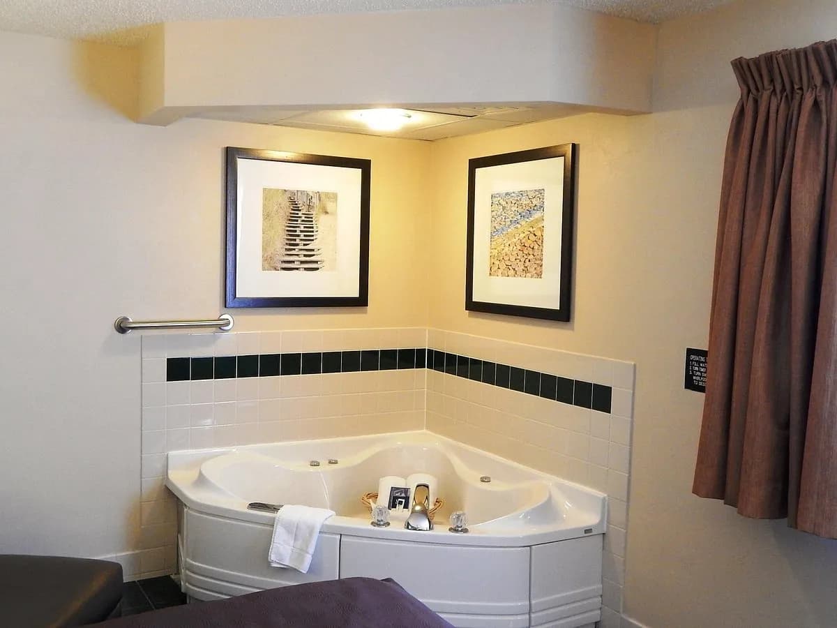 AmericInn by Wyndham Sturgeon Bay Jacuzzi room