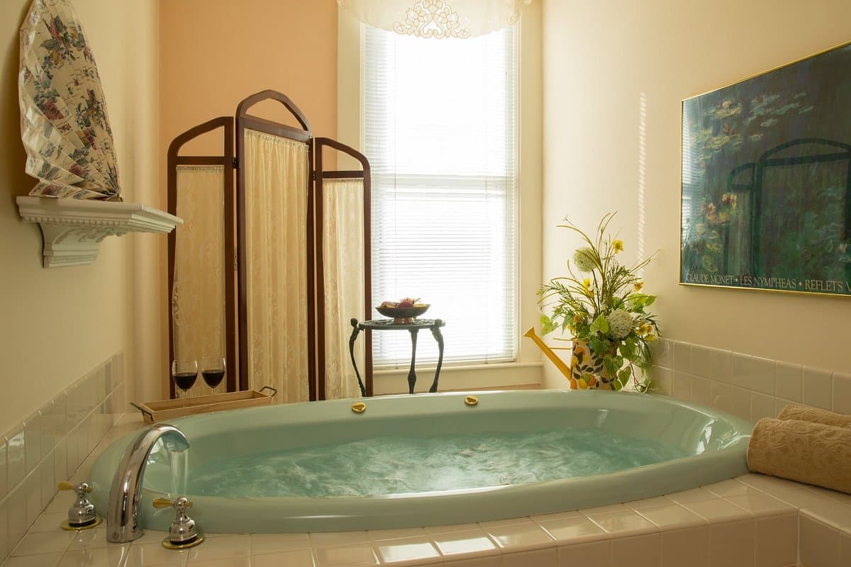 Astor House Jacuzzi room