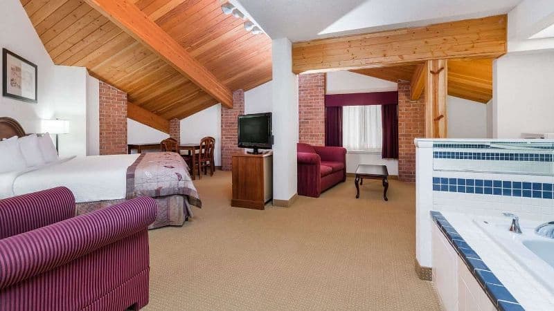 Baymont by Wyndham Marshfield Jacuzzi room