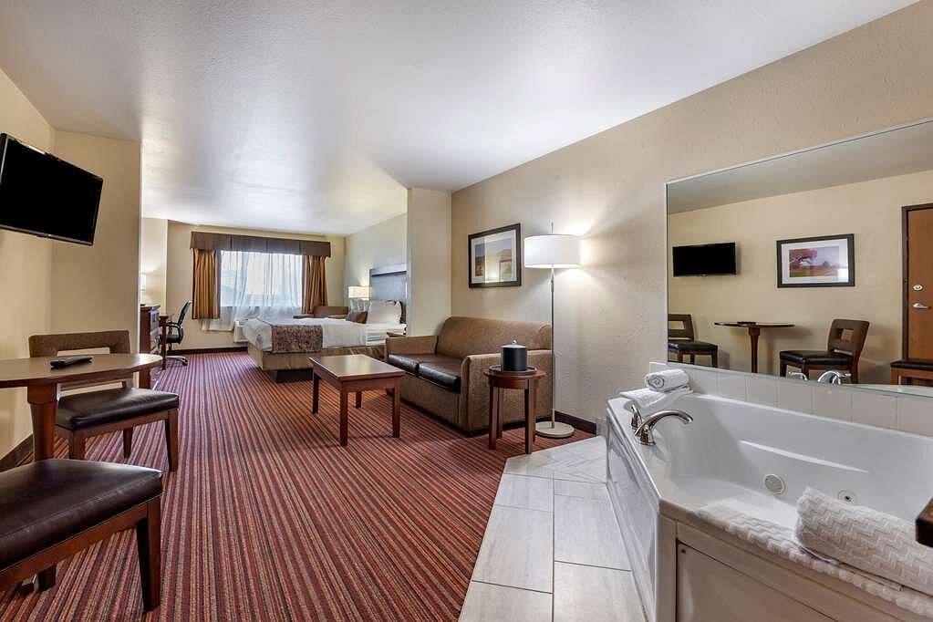 Best Western Plus Sparta Trail Lodge Jacuzzi room