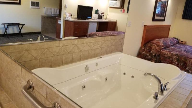 Black Hawk Motel & Suites Jacuzzi room
