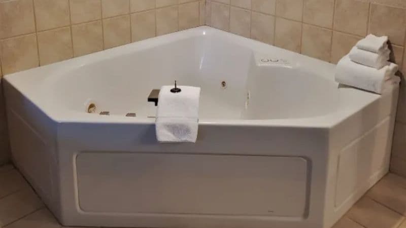 Cobblestone Suites – Oshkosh Jacuzzi room