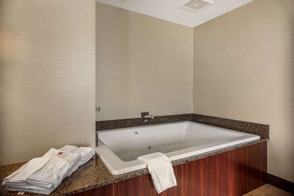 Comfort Suites Green Bay Jacuzzi room