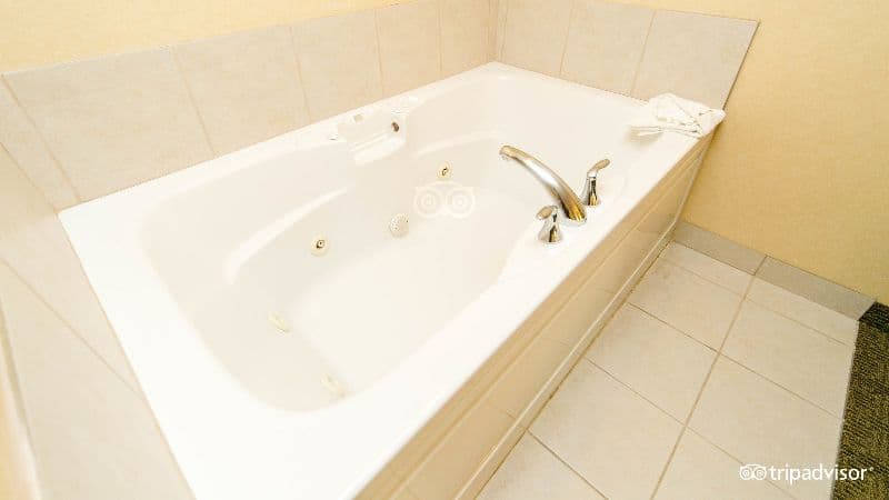Comfort Suites Lake Geneva East Jacuzzi room