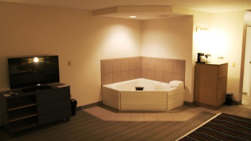 Country Inn & Suites by Radisson, Chippewa Falls Jacuzzi room