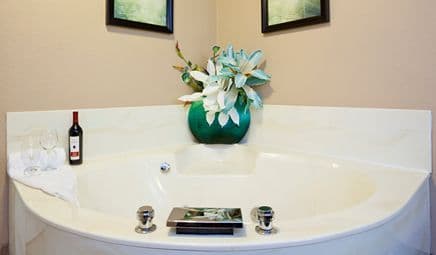 GrandStay Residential Suites – Eau Claire Jacuzzi room