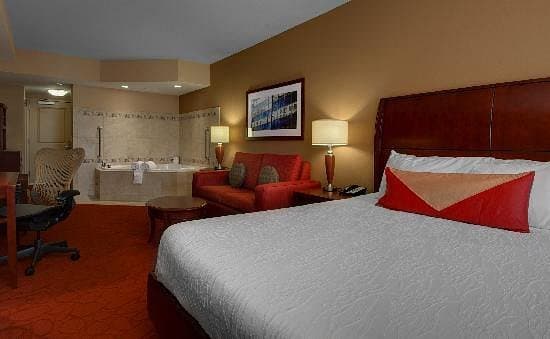 Hilton Garden Inn Milwaukee Airport Jacuzzi room