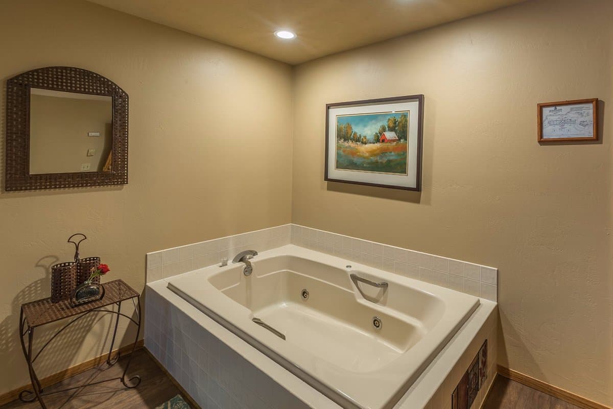 Somerset Inn & Suites Jacuzzi room