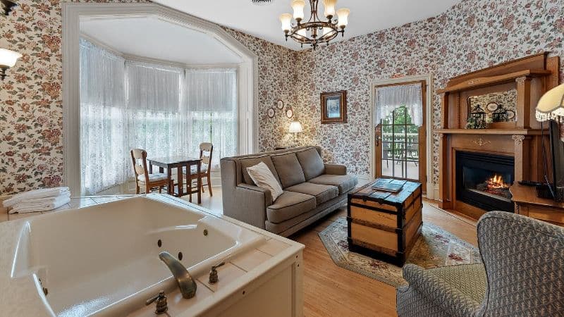 The Foxglove Inn Jacuzzi room