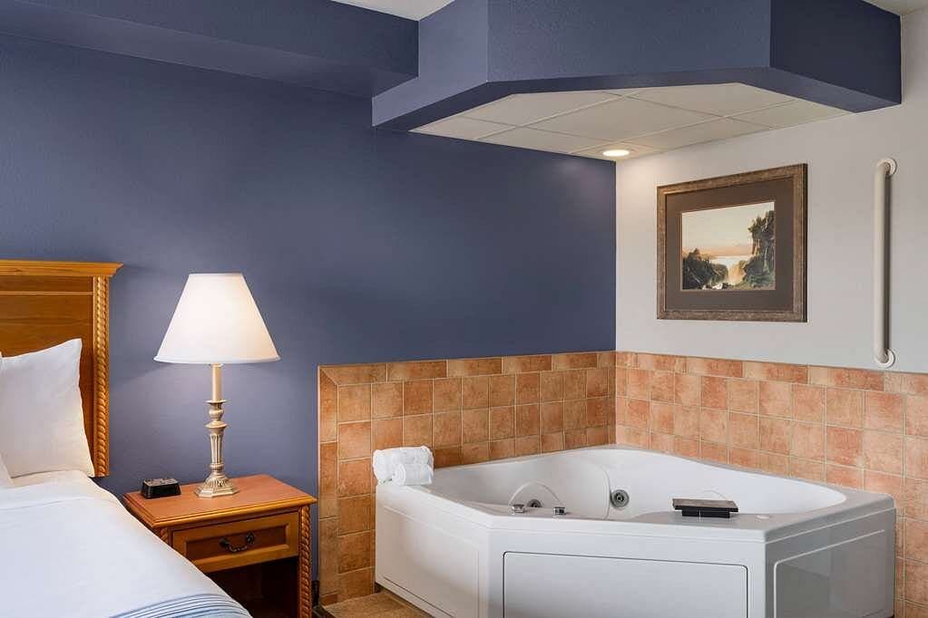AmericInn by Wyndham Laramie Near University of Wyoming Jacuzzi room