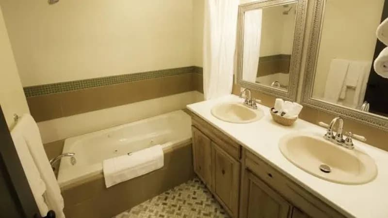 Colter’s Lodge Jacuzzi room