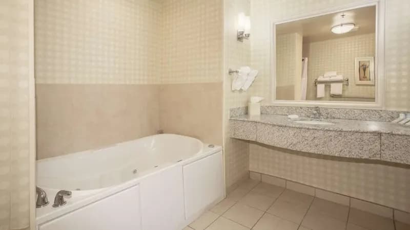 Hilton Garden Inn – Casper Jacuzzi room