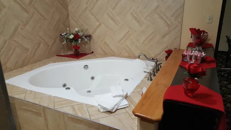 Red Lion Hotel Gillette Jacuzzi room