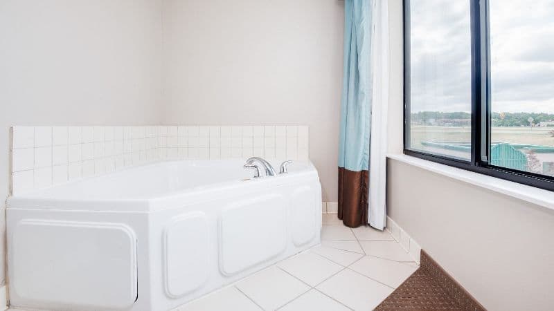 Wingate by Wyndham Gillette Jacuzzi room