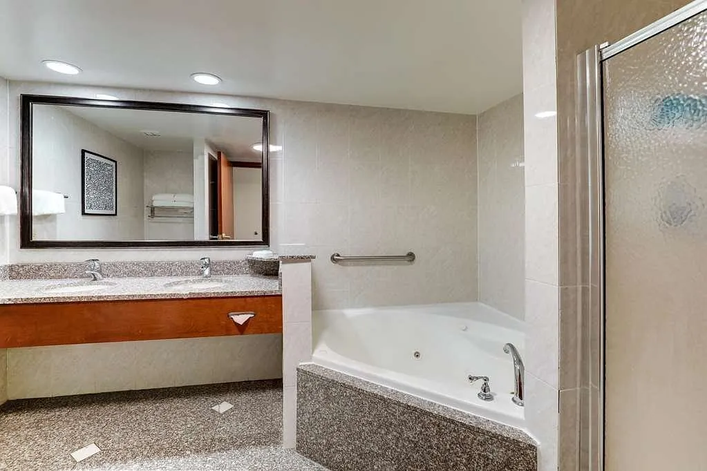 Drury Inn & Suites Birmingham Lakeshore Drive photo 1