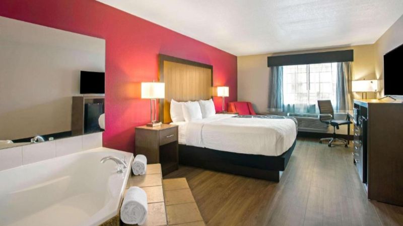 La Quinta Inn & Suites by Wyndham Fort Smith photo 1