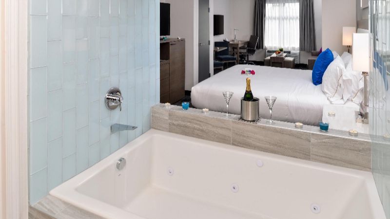Holiday Inn Express & Suites San Diego – Mission Valley