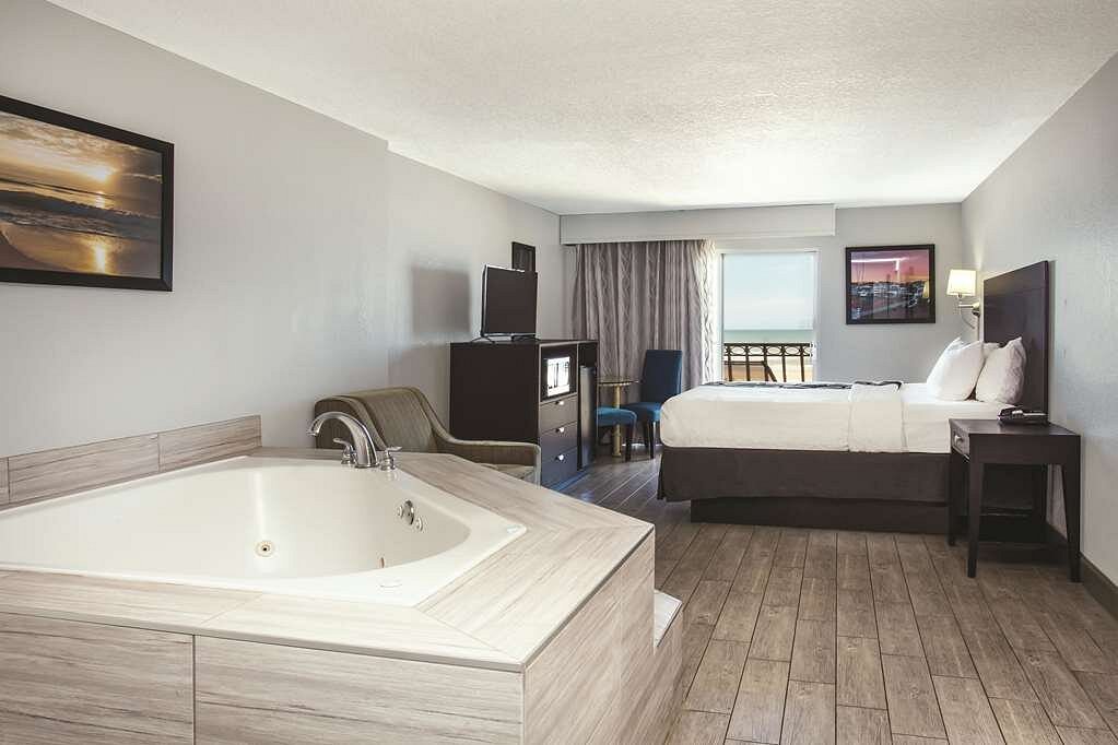 La Quinta Inn & Suites by Wyndham Oceanfront Daytona Beach photo 1