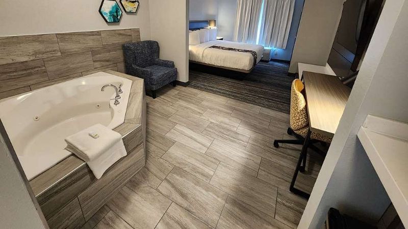 La Quinta Inn & Suites by Wyndham Warner Robins – Robins AFB photo 1