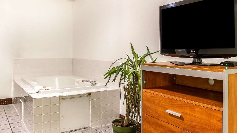 Econo Lodge & Suites