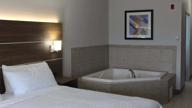 Holiday Inn Express & Suites Chicago North-Waukegan-Gurnee, an IHG Hotel