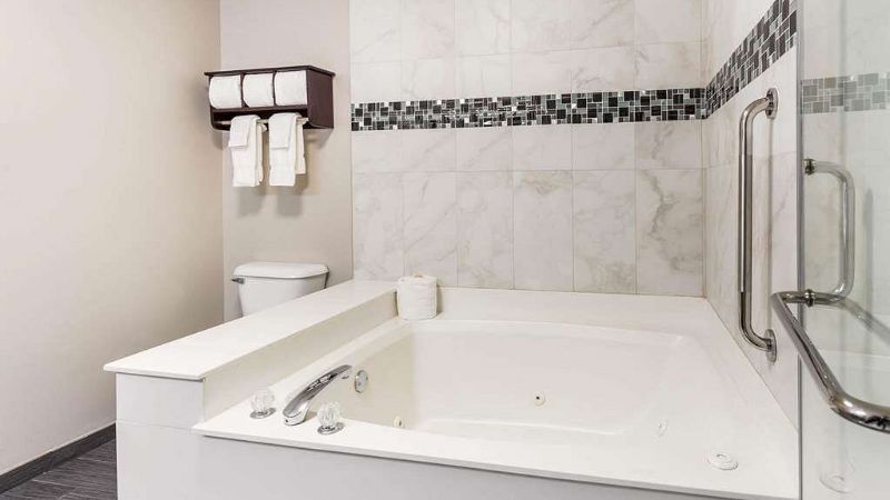 La Quinta Inn & Suites by Wyndham Rockford photo 1