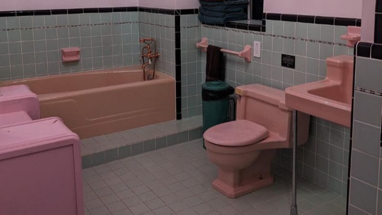 Quality Inn & Suites Salem Near I-57 - King Suite with In-Room Whirlpool Tub