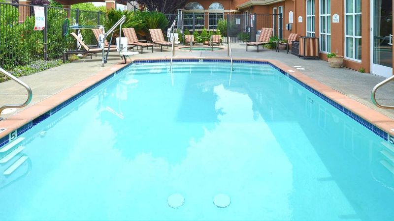 Super 8 by Wyndham Lincoln - King Suite with In-Room Whirlpool Tub