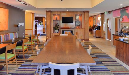 Super 8 by Wyndham Macomb - King Suite with In-Room Whirlpool Tub