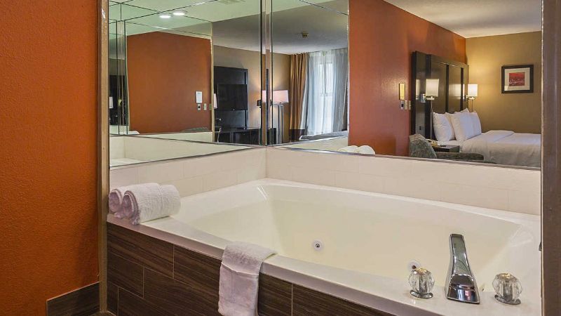 Clarion Inn & Suites Evansville Eastland Area photo 1