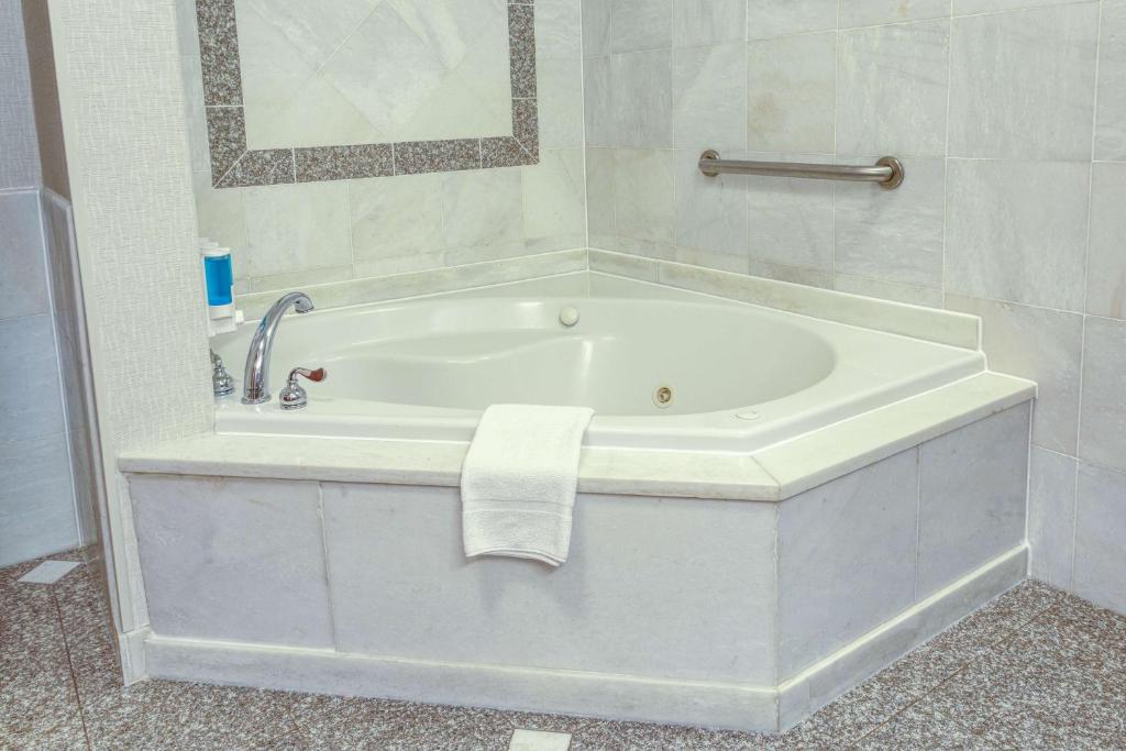 Drury Inn & Suites Indianapolis Northeast photo 1